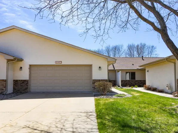 2224 Pinewood Dr, Shakopee, MN 55379