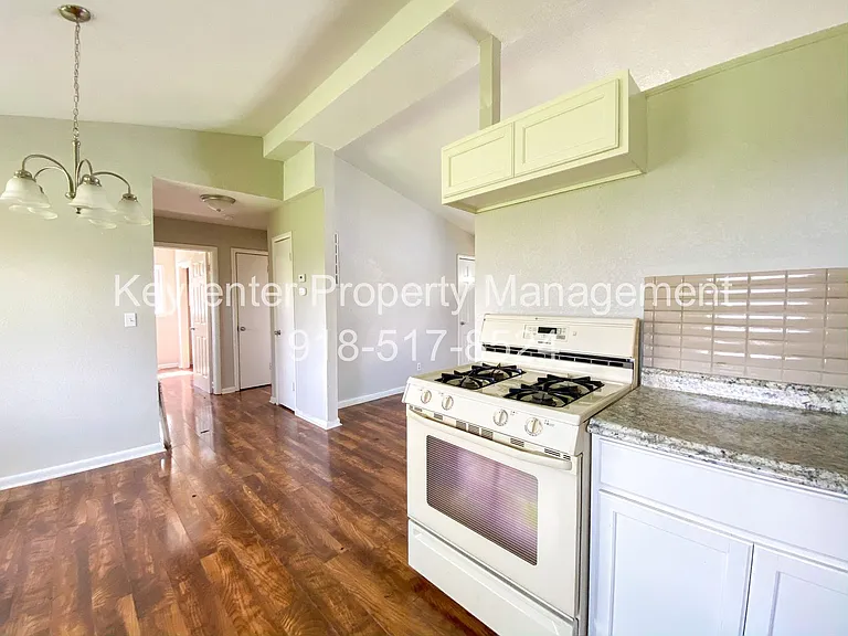 5135 N Utica Ave — Photo 9