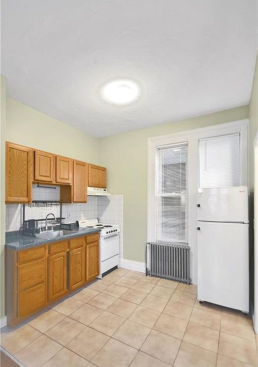 2nd image of 925 Orchard St