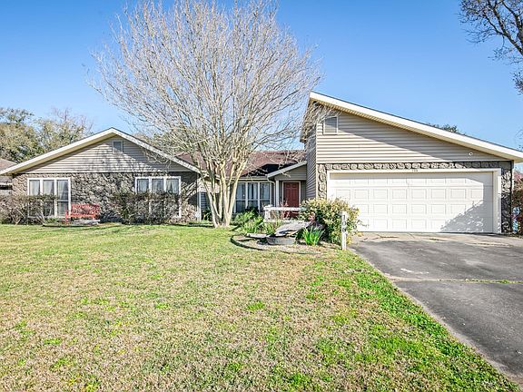 2nd image of 106 Irish Bend Dr