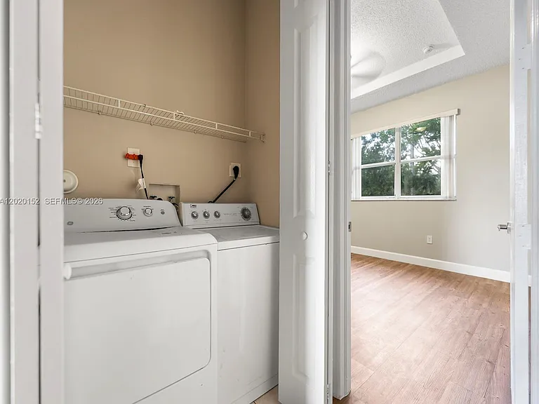 1049 NE 42nd Pl — Photo 24