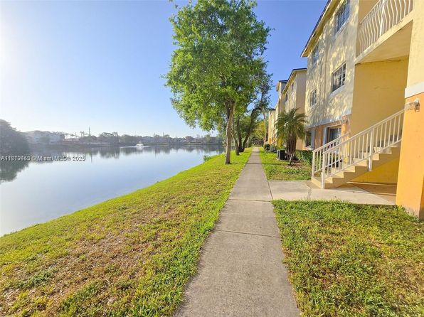 3690 N 56th Ave APT 933
