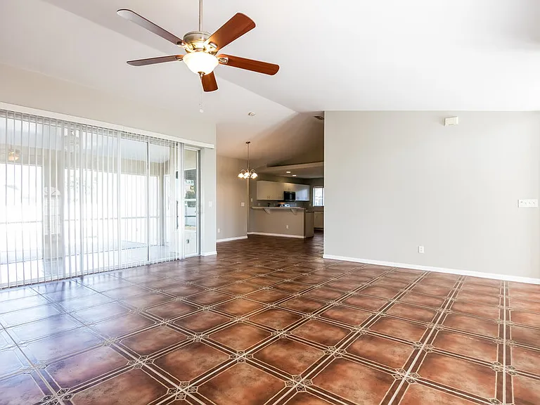229 SW 43rd Ln — Photo 3