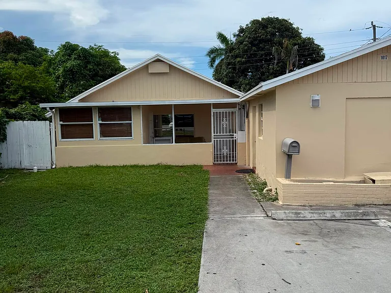 1017 W Lakewood Rd — Photo 1