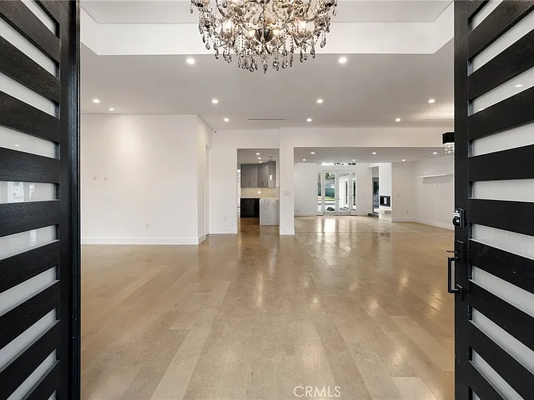 22904 Calvert St — Photo 11