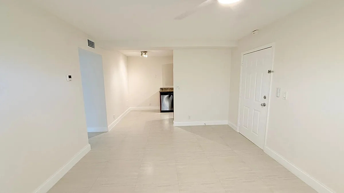 Building Photo - 607 NE 29th Dr #38