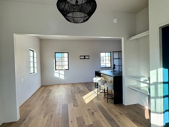 5th image of 837 N 5th Ave
