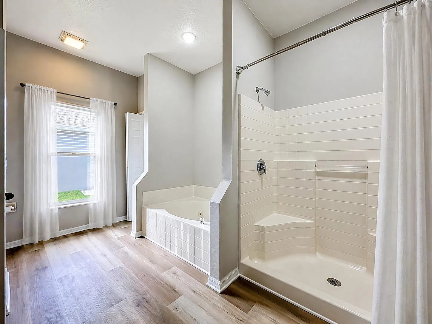 4 bed, 2.0 bath, 2235 sqft, $1,299 — Photo 3
