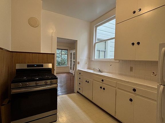 3rd image of 16 Cole St #1611