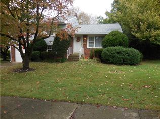 1960 Pinehurst Rd, Bethlehem, PA 18018