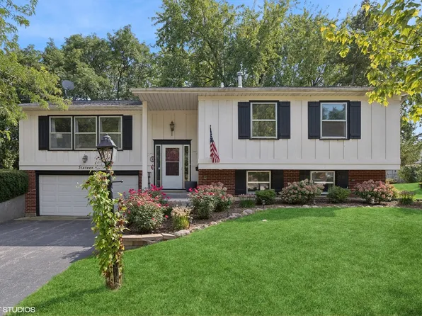 16 Red Haw Ln, Lake Zurich, IL 60047