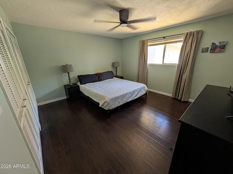 1039 E Larkspur Ln — Photo 5
