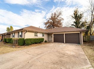 1016 NW 5th St, Moore, OK 73160