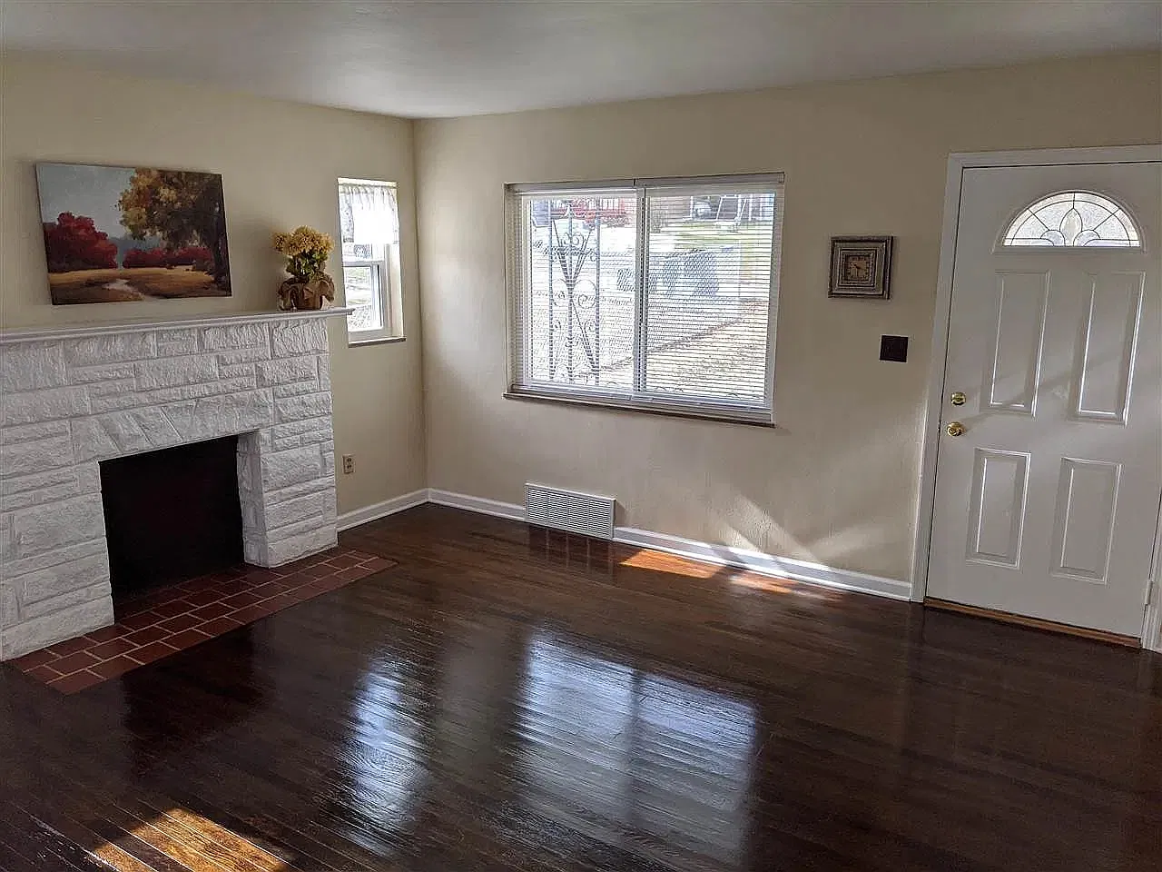 3 bed, 1.5 bath, 1107 sqft, $2,200 — Photo 3