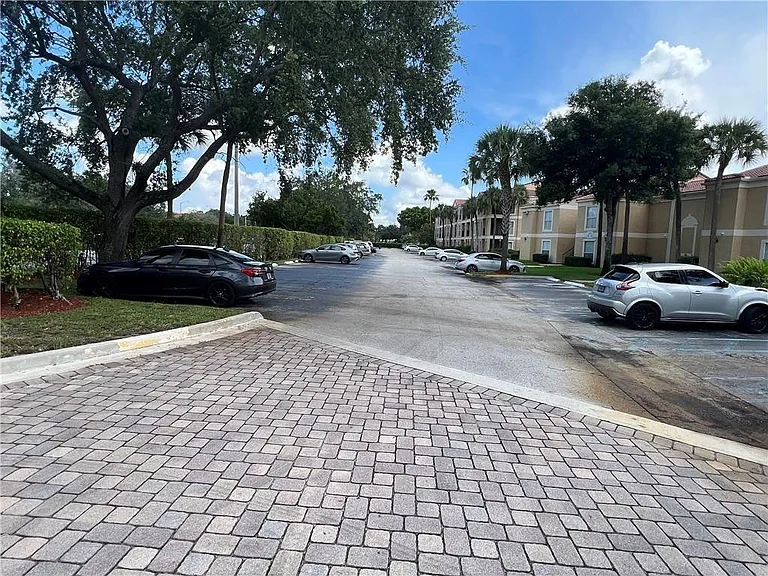 875 Riverside Dr #725 — Photo 22