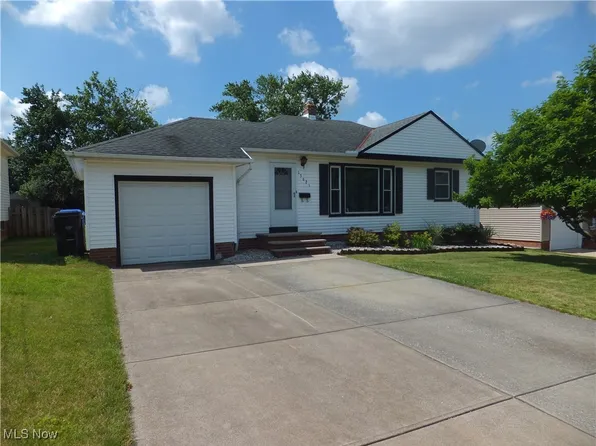 13621 Bellbrook Dr, Brookpark, OH 44142