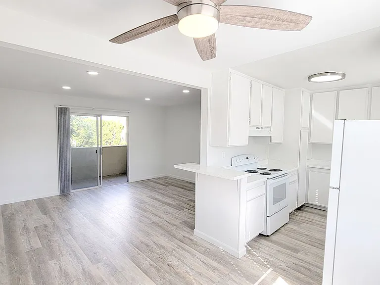 1018 E Lexington Ave — Photo 3