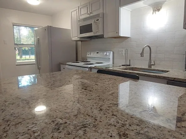 710 8th Ave NW, Largo, FL 33770