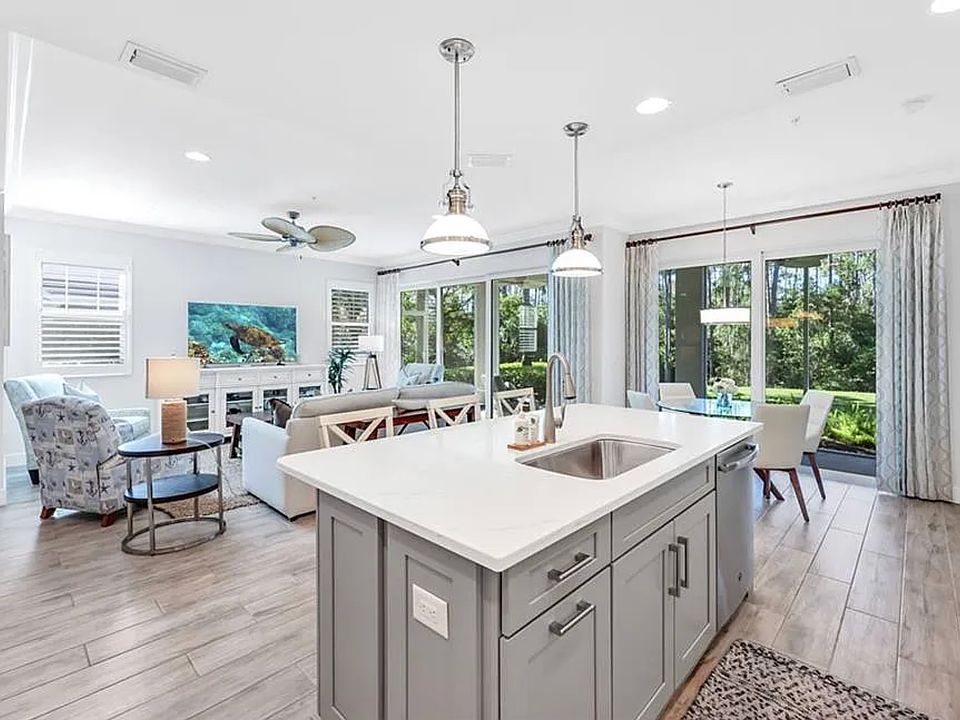 An open kitchen to cook fabulous meals you can cook with a full kitchen set up.