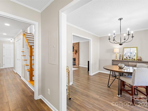 3rd image of 2927 Forest Hills Cir