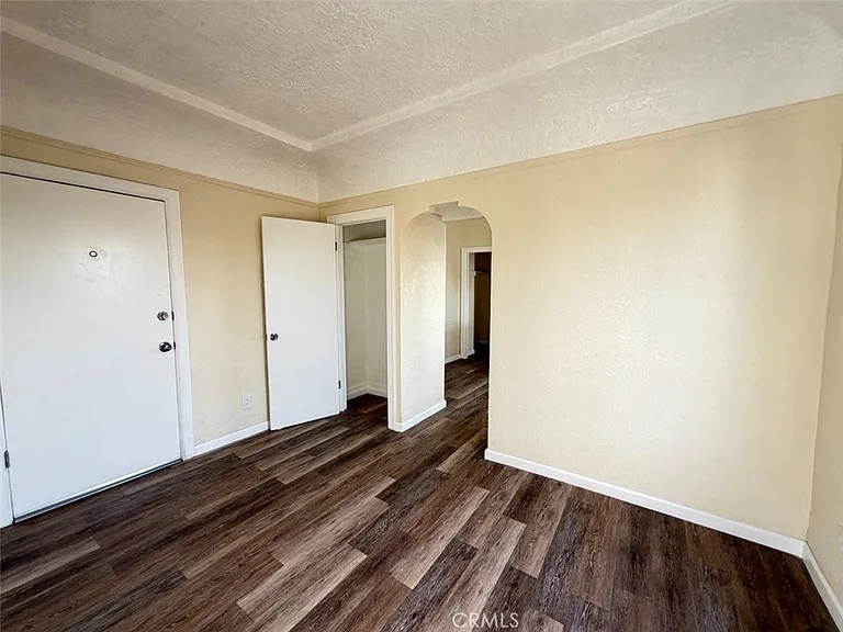 932 W 74th St — Photo 7