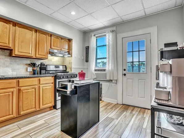 699 Elm Street image 15 of 39