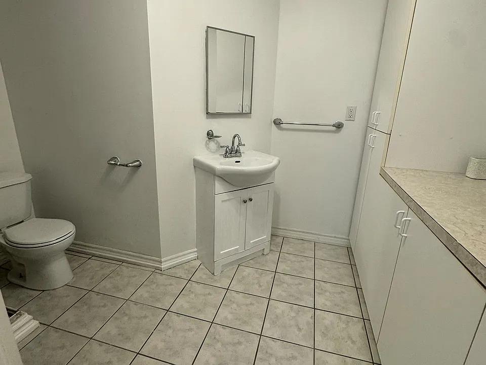 1107 Beaver Valley Cres #LOWER