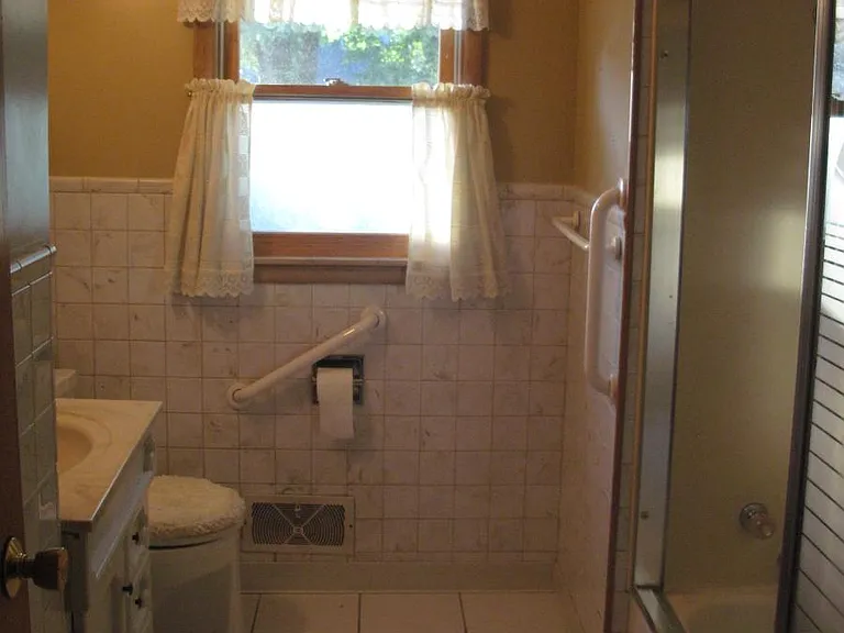 new tub and toilet, much nicer in real life