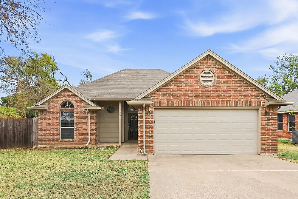 3 bed, 2.0 bath, 1736 sqft, $1,805 — Photo 1