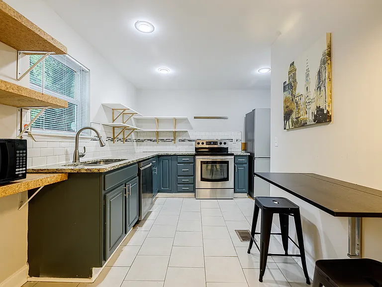 1048 Garibaldi St SW — Photo 6