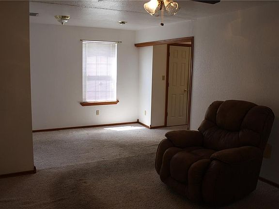 5th image of 3109 N Marilyn Dr