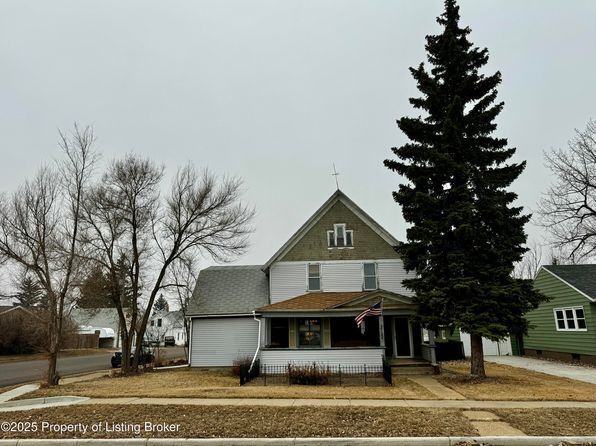204 2nd St N, Richardton, ND 58652