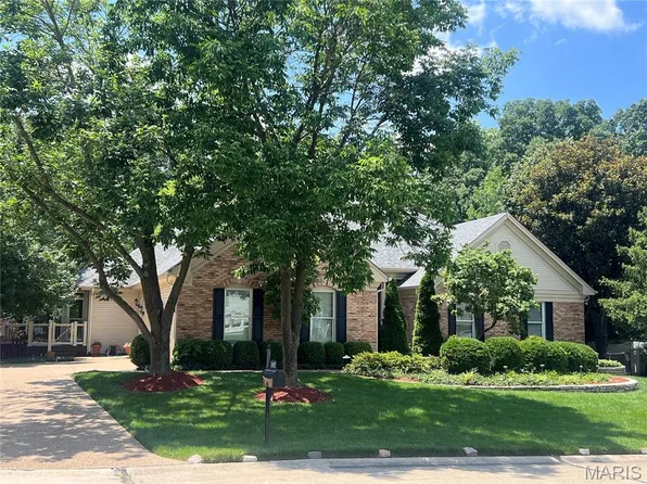 12402 Stratford Ridge Ct, Saint Louis, MO 63141