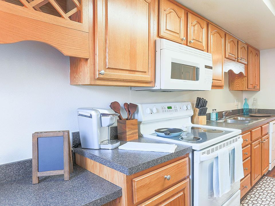 Kitchen (cabinets & appliances vary)