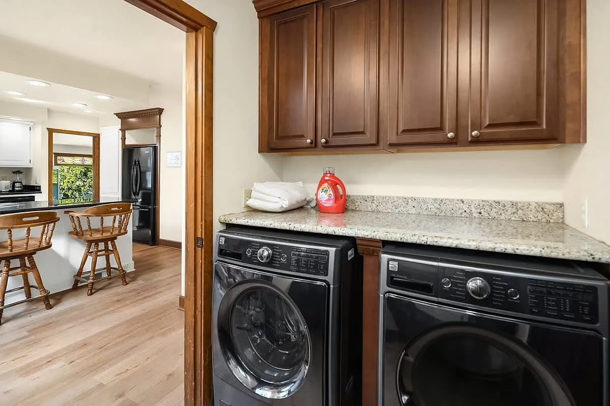 4 bed, 2.5 bath, 3420 sqft, $8,000 — Photo 4