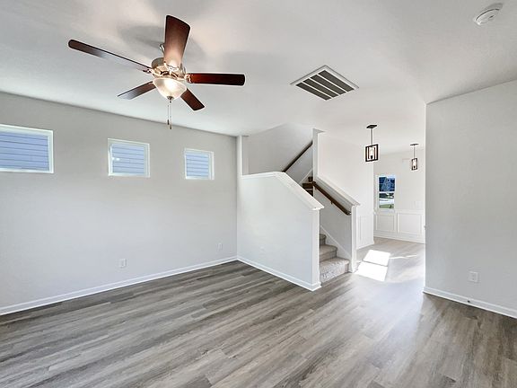 5th image of 560 Sunflower Dr