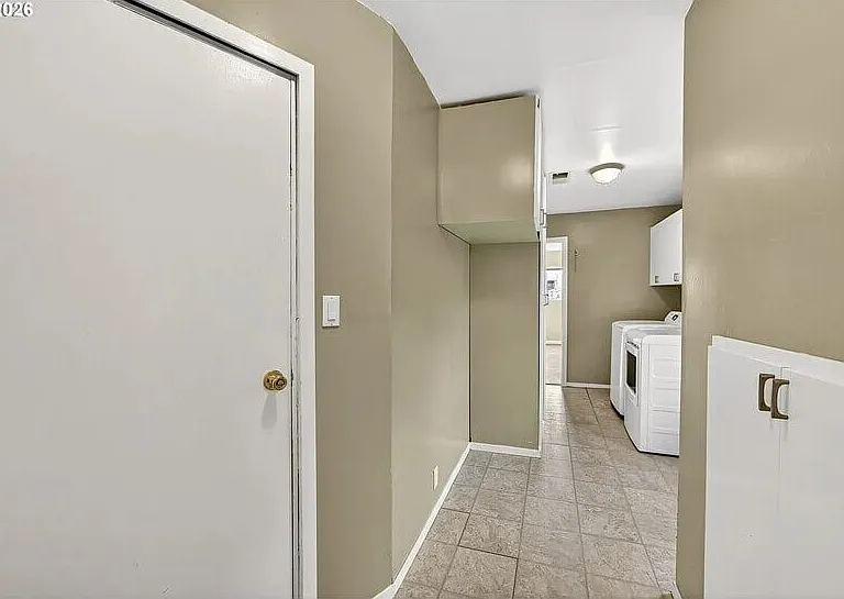 1849 N Jantzen Ave — Photo 32