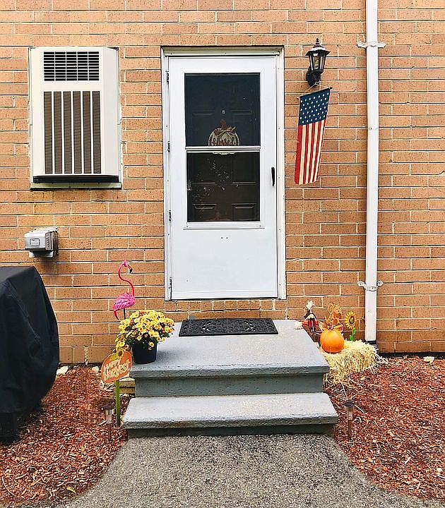 1st image of 902 Elmwood Dr