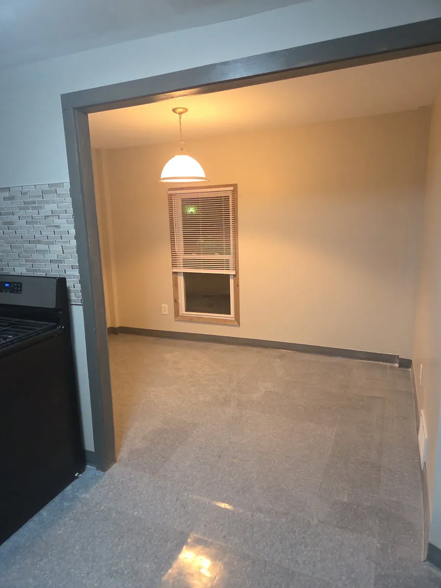 Building Photo - 4 Roosevelt Dr #2