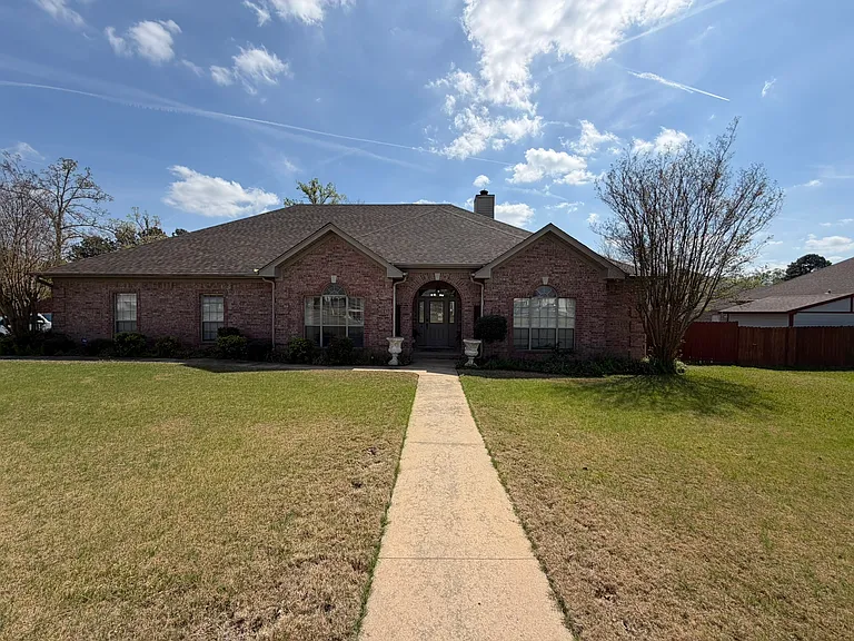 224 Country Club Pkwy — Photo 1