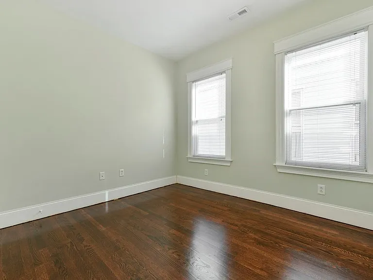 627 E 6th St #3 — Photo 11