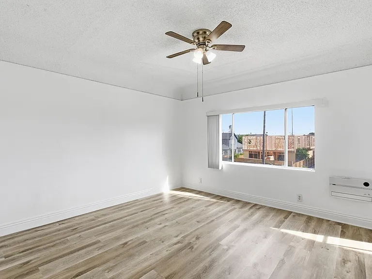 707 W 48th Street — Photo 16