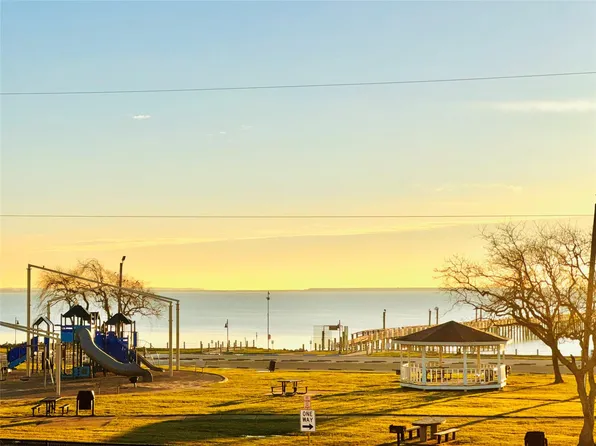 727 N Bayshore Dr, La Porte, TX 77571