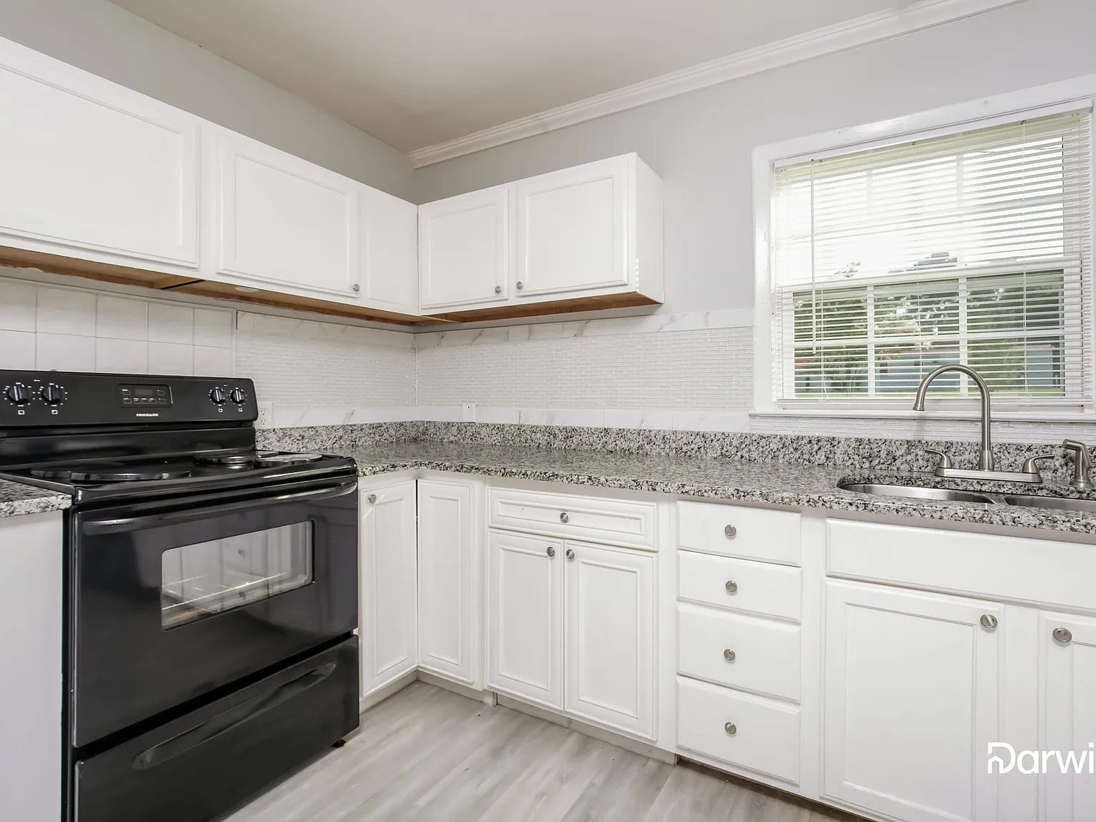 5 bed, 1.5 bath, 3316 sqft, $2,260 — Photo 3