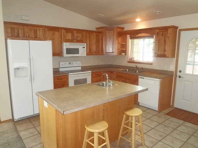2834 Lincoln Ave — Photo 3