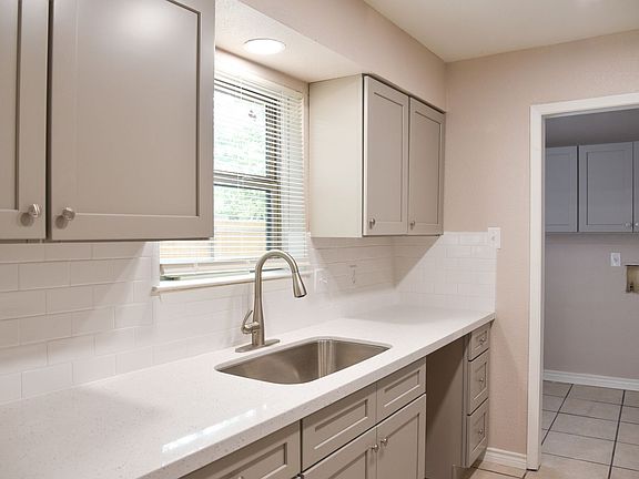 5th image of 301 Amherst Ct