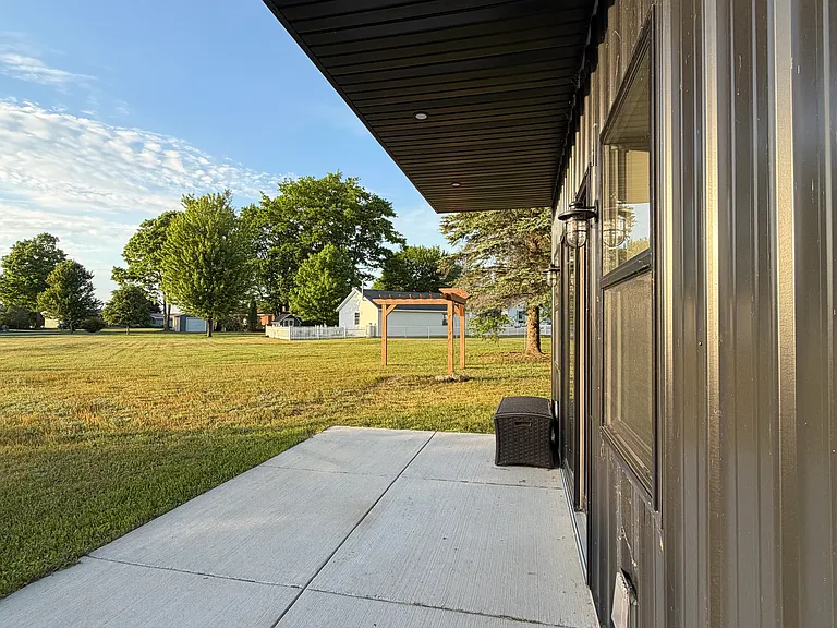 916 Sunnyside Dr — Photo 3