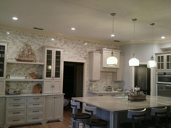 3rd image of 915 Riverview Dr E