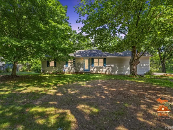 11231 McGregor Rd, Pinckney, MI 48169