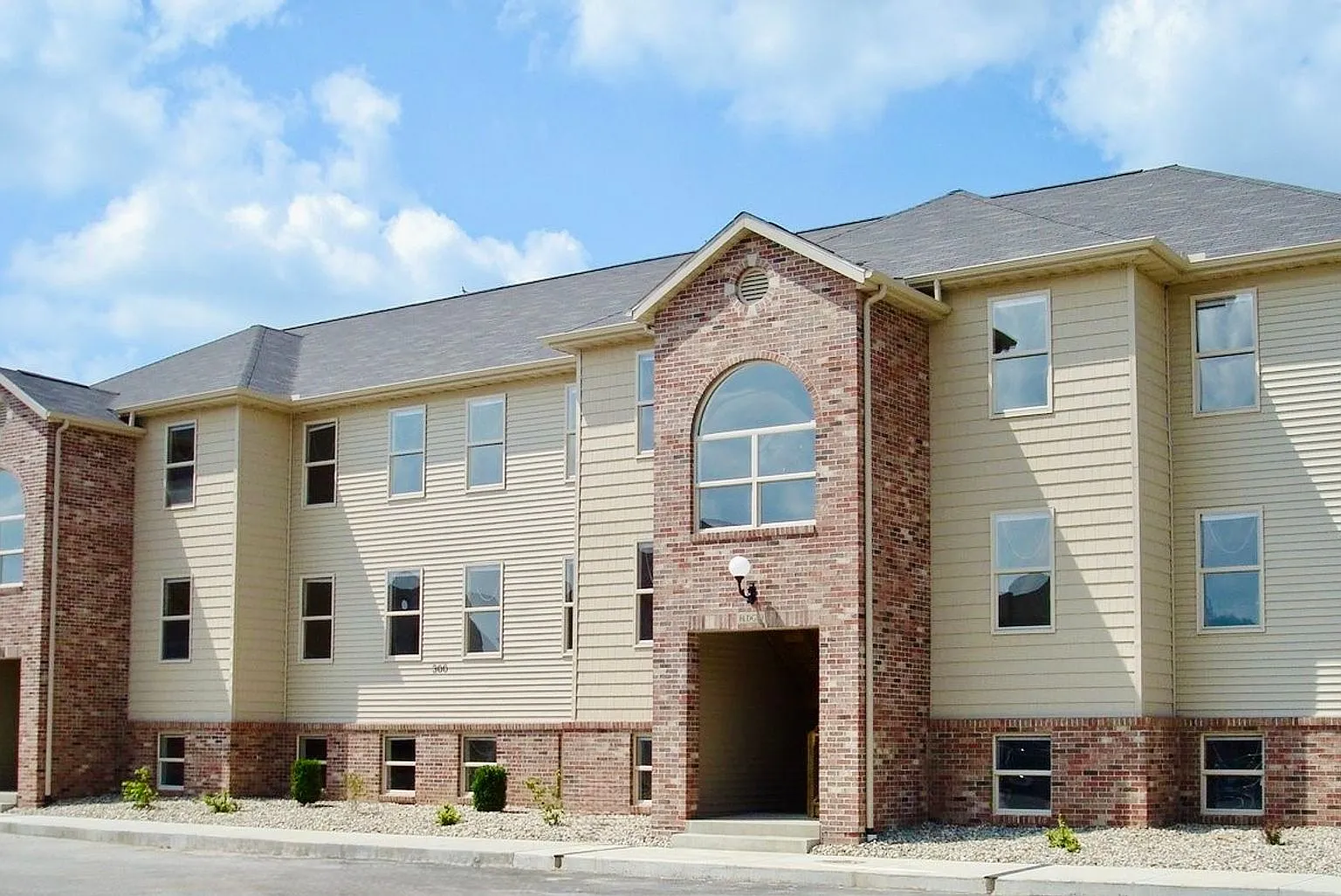 Lakeland Villa Apartments — Photo 2